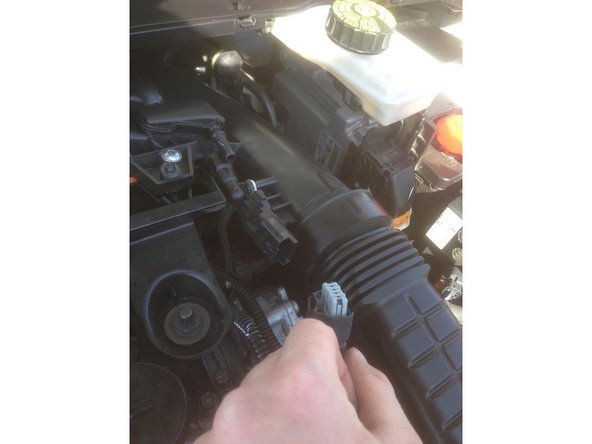 Pour le connecteur électrique, il faut tirer sur la languette orange puis tirer vers vous pour l'enlever entièrement, pour celui juste au dessus il faut simplement appuyer sur le clips qui la bloque et tirer vers vous.