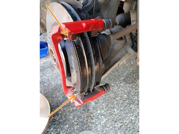 
You can now put your new brake pads into their housing, respecting their direction and simply sliding them into the caliper.
