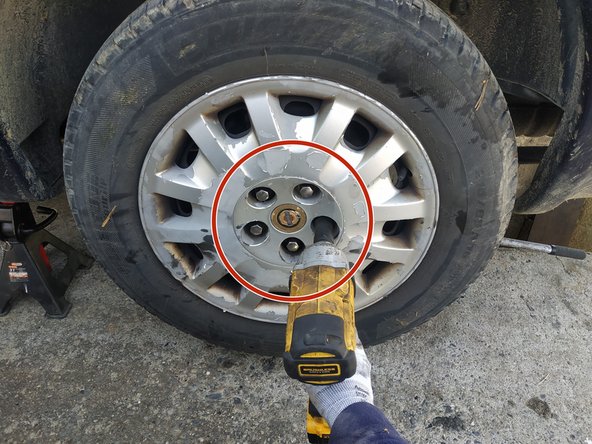 remonter la roue et serrer très fort à la main