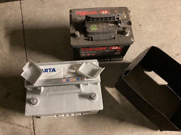 Enlevez la protection thermique de l'ancienne batterie et mettez la sur la neuve. Si besoin comparez les deux batterie pour la compatibilité.