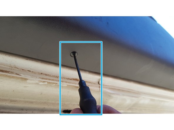 Avec un petit chasse goupille retirez les 2 axes situés sous le panneau.