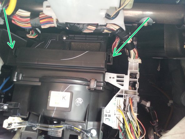 Défaire les deux petites pattes en plastiques puis retirer le cache.