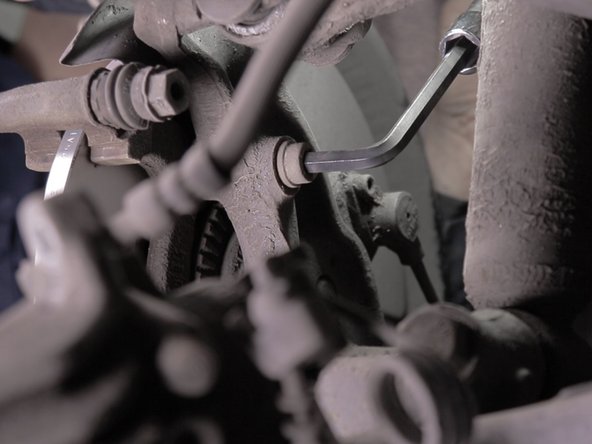 Attention la plus longue des 2 vis se positionne en bas du support d'étrier