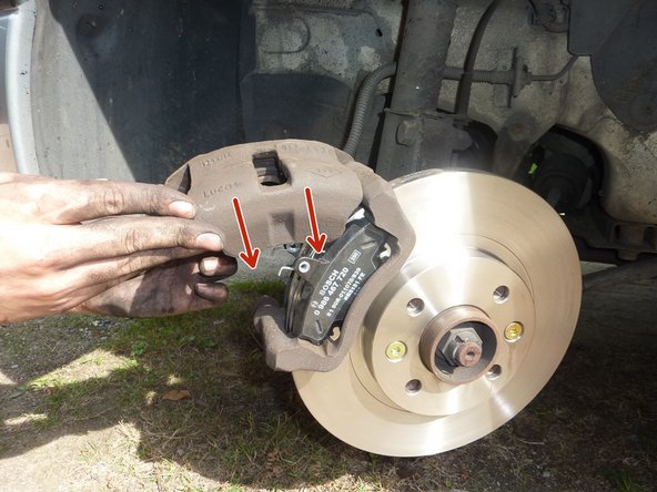 Faire pivoter la partie supérieure de l'étrier vers le bas.