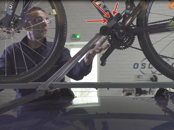 Relever le montant en écartant la mâchoire jusqu'à saisir le cadre du Vélos