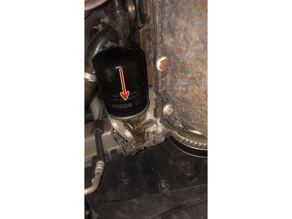 Le serrer  uniquement à la main, ne pas utilisé la clé pour le serrage