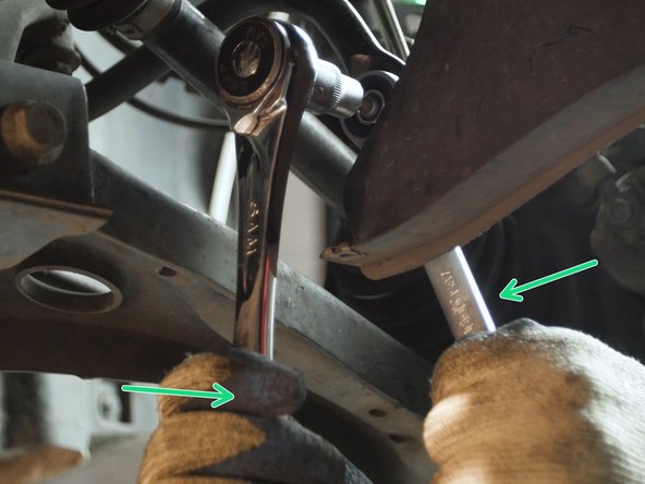 Les nouvelles biellettes peuvent avoir des écrous plus gros, comme dans notre cas. Une clé mixte de 17 est maintenant nécessaire