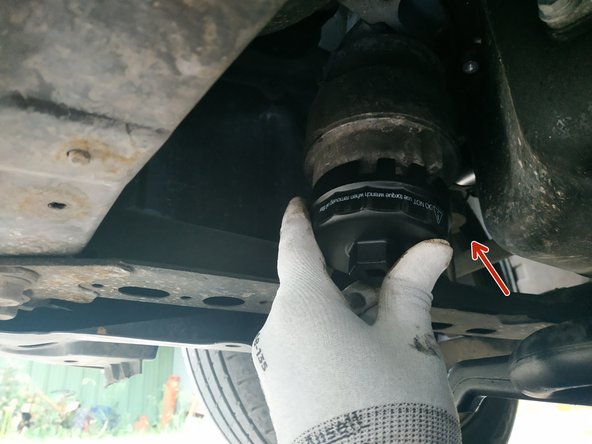 placer l'outil spécifique sur la cloche du filtre à huile