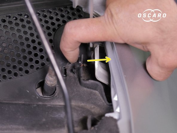 Declipsser et soulever les joints  de chaque coté des deux grilles de la baie de pare brise pour la dégager