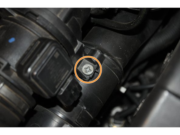 Dévisser la fixation de la conduite d'air