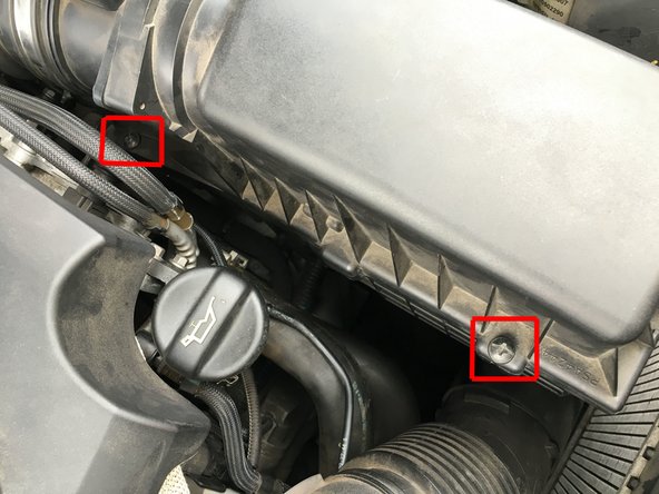 Info : vous ne risquez pas de perdre les vis, elles restent en place une fois entièrement dévissées.