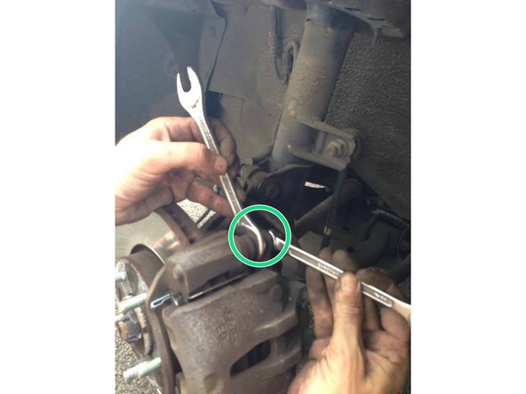 Resserrez ensuite la vis du haut grâce à votre clé plate de 14 et en bloquant l'écrou avec votre clé de 17.