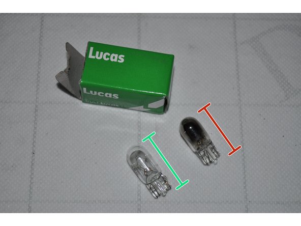 Comparer les ampoules. Il s'agit du modèle W5W 12V.