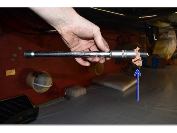 Soit en utilisant une technique de grand père comme moi, càd mettre un bout de papier entre la douille et la bougies afin qu'elle soit calée