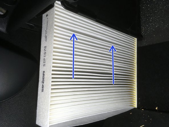 Installer le nouveau filtre en le poussant vers le haut