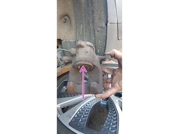 Utiliser un repousse piston pour cette manipulation.