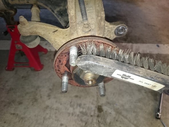 En repoussant le piston vérifiez le niveau du réservoir d'huile de frein pour éviter le débordement.