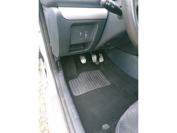 Tirer sur la commande d'ouverture du capot dans l'habitacle aux pieds du conducteur