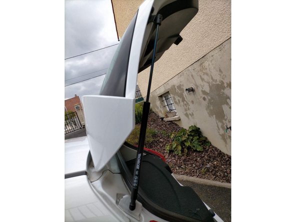 Ensuite mettre en place le vérin côté habitacle.