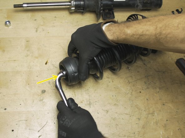 Resserrer l'écrou de la butée d'amortisseur à l'aide de la clé à pipe et d'un embout allen de 7