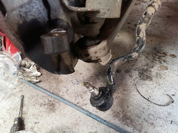 Repositionnez la rotule sur le moyeu et serrez son écrou (environ 40 Nm).