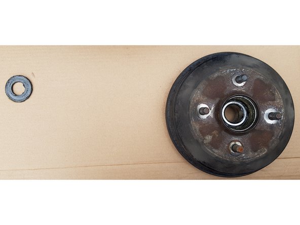 Soit mettre des petits coups de marteau sur le côté pour le débloquer.