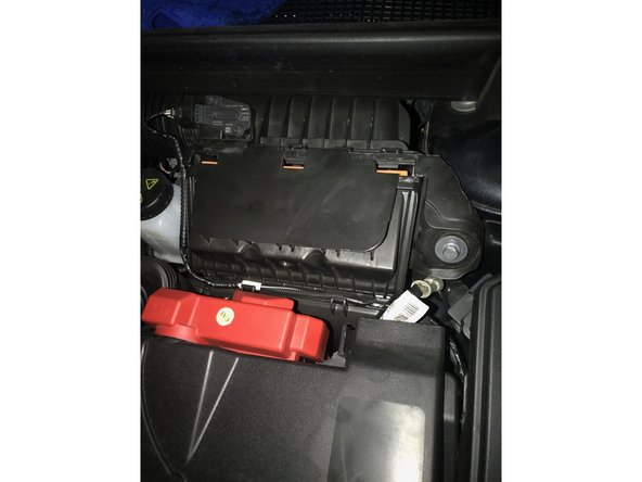 Tirer très légèrement sur les languettes indiquées et faire glisser le tout vers le bas