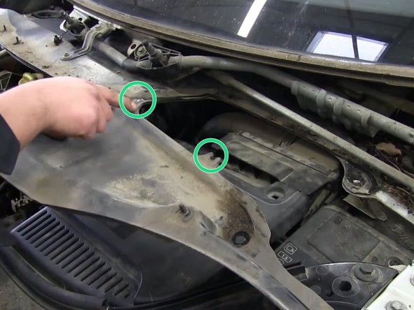 Repositionner la trappe avec les 2 encoches puis revisser les 2 vis