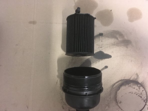 Retirer la cartouche du filtre à huile en la tirant vers le haut