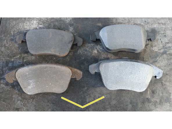 L'usure doit être sensiblement la même des 2 côtés. Si un côté est beaucoup plus usé que l'autre, il y a un problème qu'il faut régler (piston, colonnettes, flexible...). Ici, la plaquette côté intérieur est plus usée que celle côté extérieur. J'ai nettoyé et graissé les colonnettes.