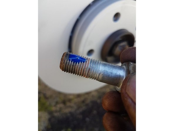 On repositionne le support d'étrier et on resserre les deux vis avec le clé de 18