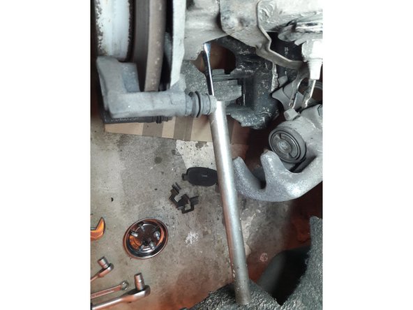 Utiliser une clé ou douille E12