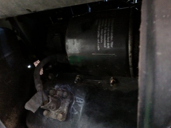 via la trappe d’accès au filtre à huile desserrer le filtre à l'aide d'une clé a filtre ( placer un bac vide afin de récupérer l'huile qui va couler du filtre).