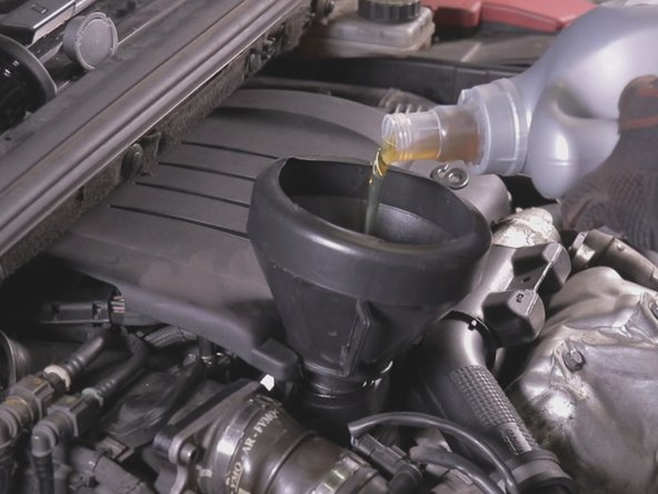 Placer un entonnoir et verser environ 4 litres d'huile.