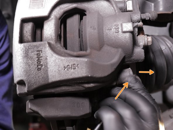 Retirer les deux capuchons au dos de l'étrier à l'aide d'un tournevis plat