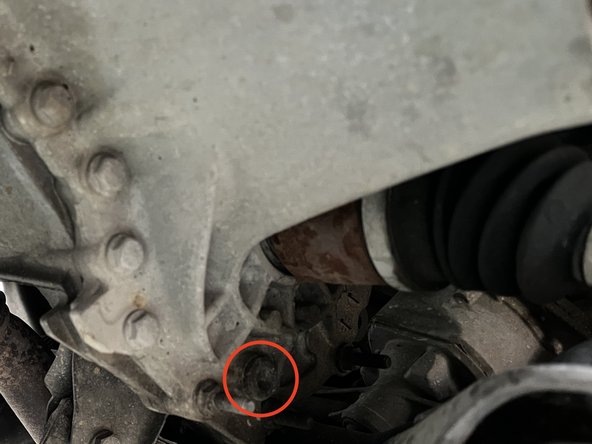 Dévisser et déposer les 2 vis de fixation du support moteur inférieur. Puis déposer le support moteur.