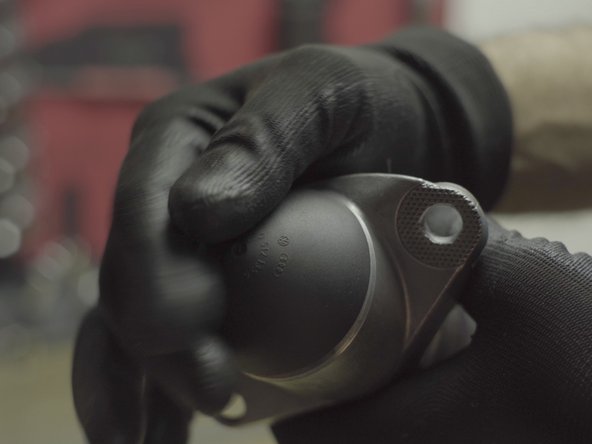 Replacer le cache sur la butée d'amortisseur