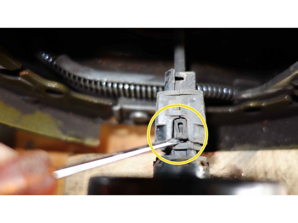 Avec un tournevis fin et plat. Soulever délicatement la languette clips.