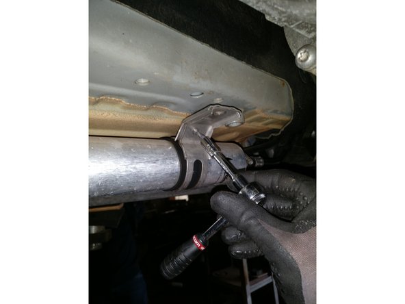 A l'aide d'une douille et d'un embout troxs T6, dévisser la vis du support filtre