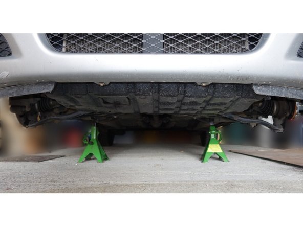 Placer le véhicule sur chandelles et démonter les roues.