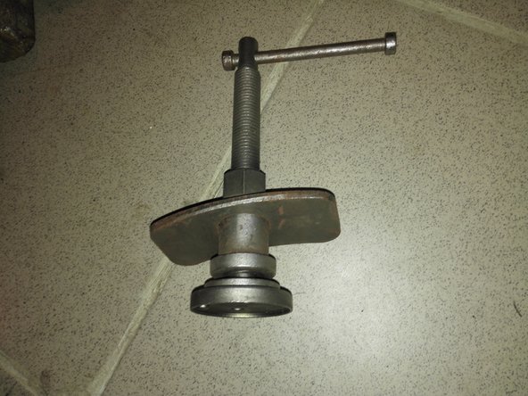 Photo 2: le repousse-piston manuel sert à repousser le piston de frein pour pouvoir fermer l'étrier autour des plaquettes