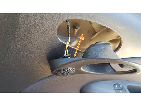 Ne tirez pas trop fort au risque d'arracher les câbles électriques.