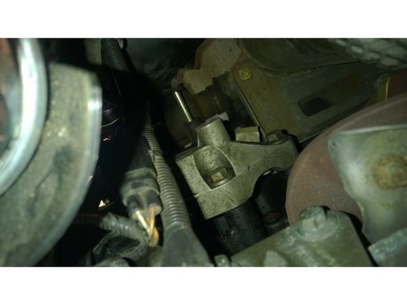 Fixer ensuite les 3 vis du monobloc (photo 2). Fixer ensuite le bas du tendeur (photo 3)