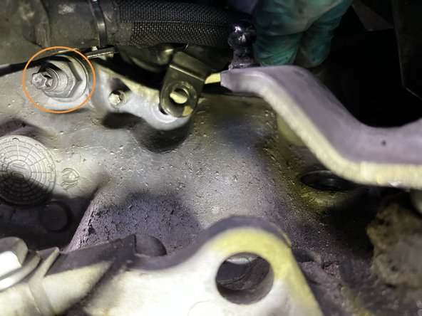 Dévisser et déposer l'écrou de fixation de boite a l'avant du compartiment moteur a l'aide d'une clé de 16.