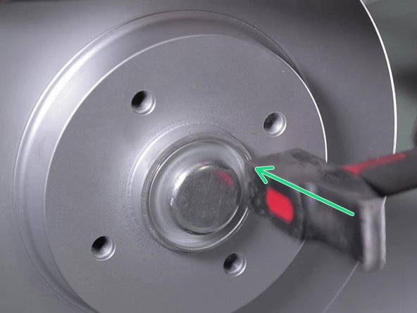 Placer le nouveau cache écrou, et à l'aide du marteau taper doucement tout autour