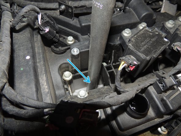 Effectuer le serrage de la bougie au couple à l'aide d'une clé dynamométrique. 20Nm