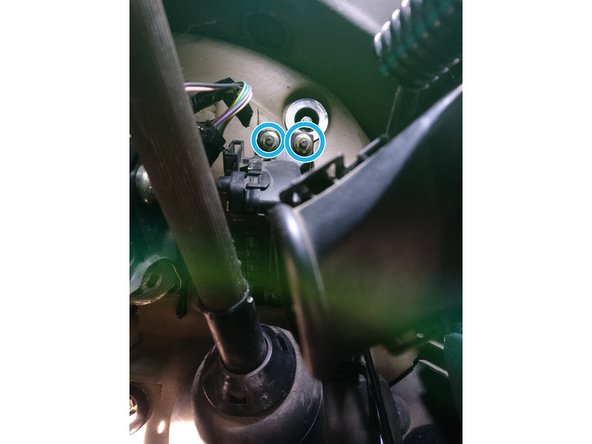 A l'aide d'une clé à cliquet de 10, dévisser les 2 écrous du haut sur le capteur