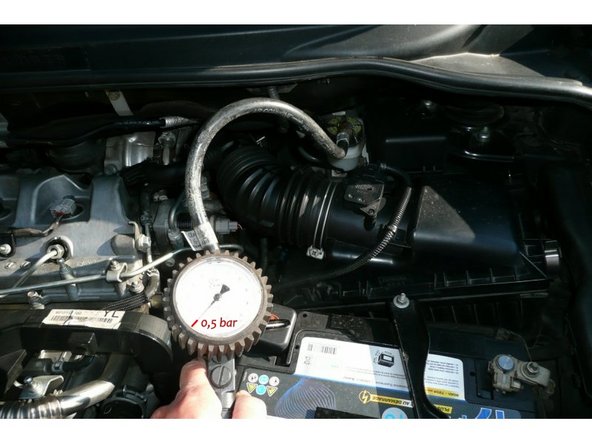 Maintenir le circuit hydraulique sous pression (0.5 bar Maxi) tout en desserrant la vis de purge , précédé par quelques bulles d'air ,le liquide usagé s'écoule doucement dans le réceptacle