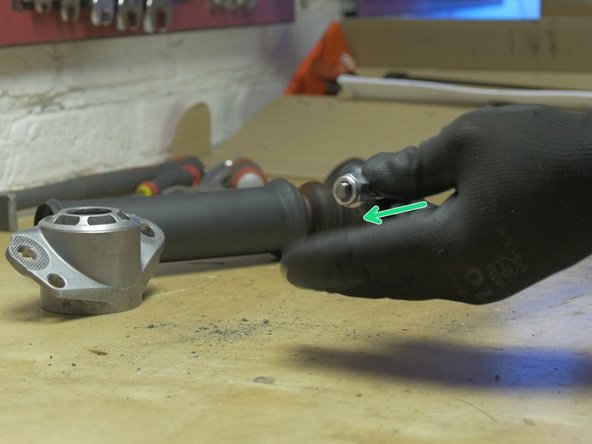 Retirer l'écrou présent sur la tige du nouvel amortisseur