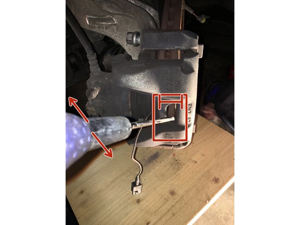 Desserrez les plaquettes du disque de frein en faisant levier avec un tournevis plat